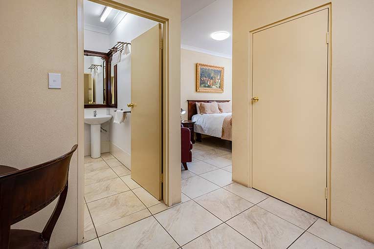 The Overlander Homestead Motel Roma Queen Suite